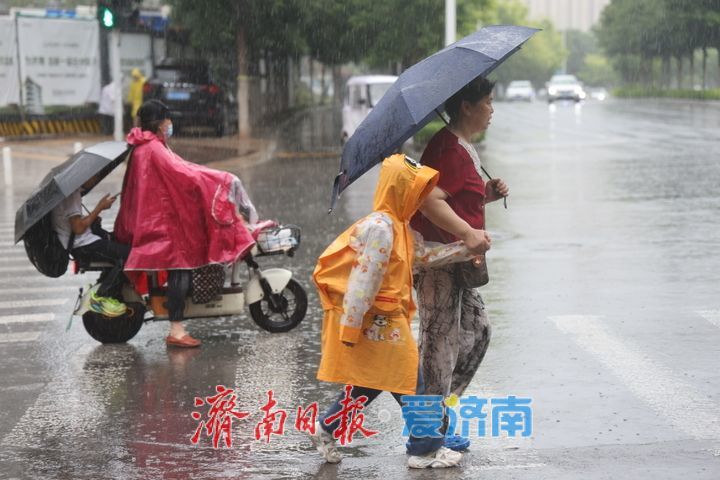 细雨润泉城 伞花伴童归