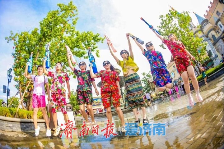 泉城嬉水狂欢节清凉启幕，济南融创文旅城三大园区联动开启暑期狂欢
