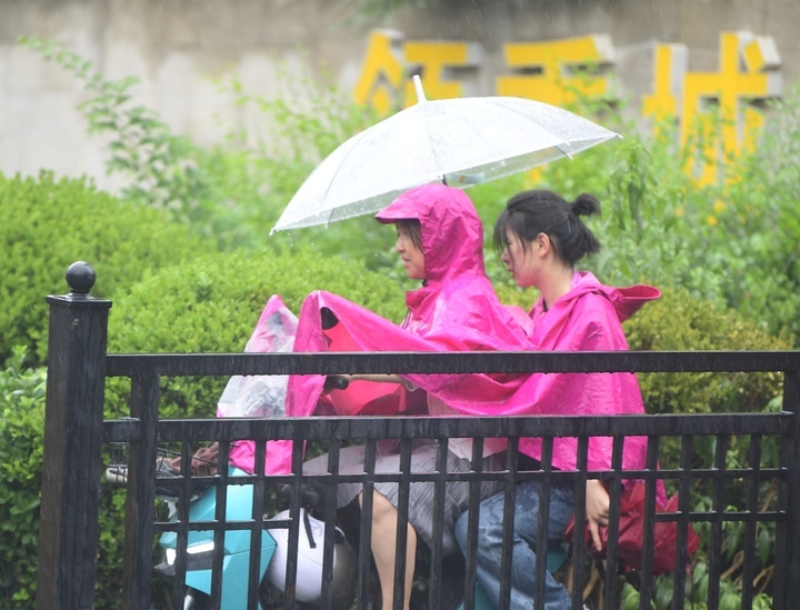 夏日雨蒙蒙，高温暂挥别