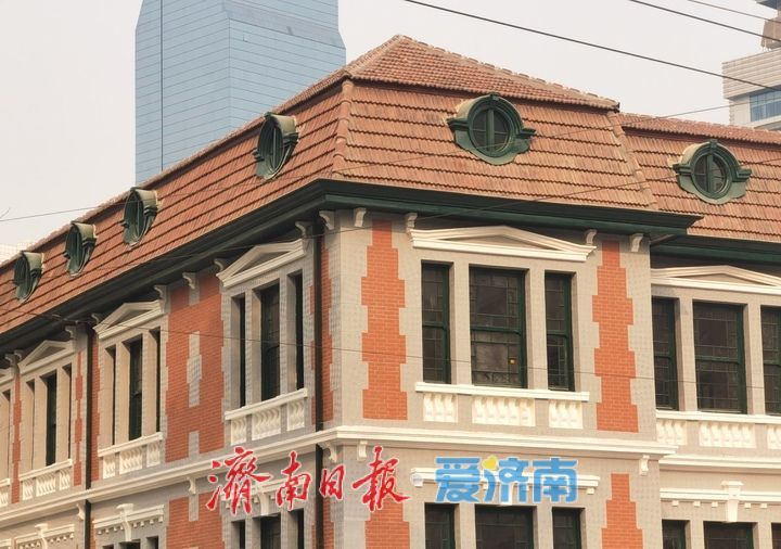 泉城年味气氛组已就位，是“蛇”候过年啦！