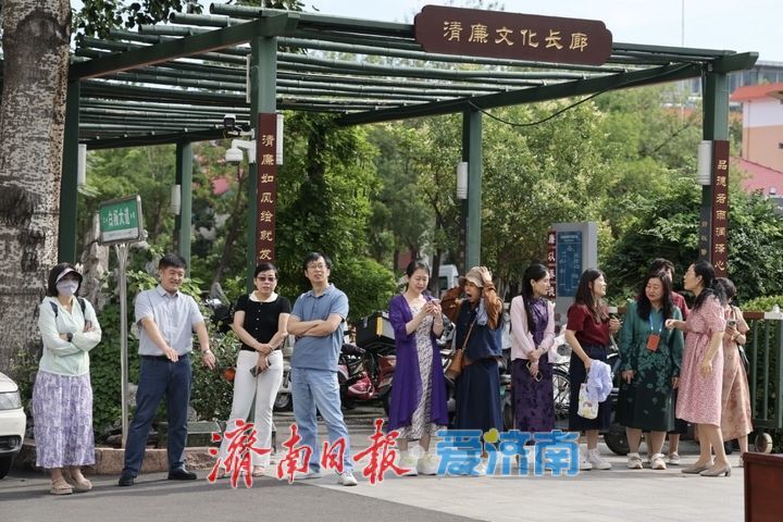 暖心送考氛围感拉满！济南中学教师旗袍助阵高考学子
