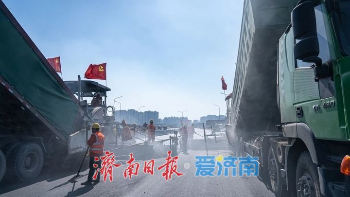 济南黄河大桥零点立交段新进展，济广高速主线桥沥青摊铺全面进行