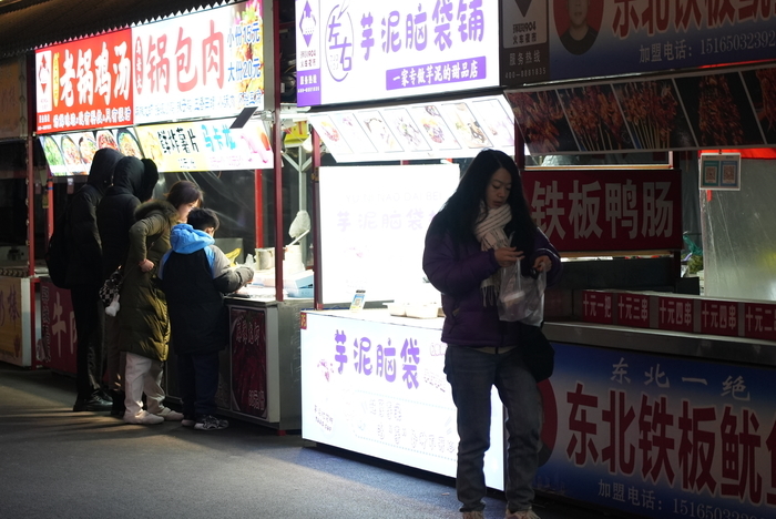 寒冬夜市 感受一抹温暖的烟火