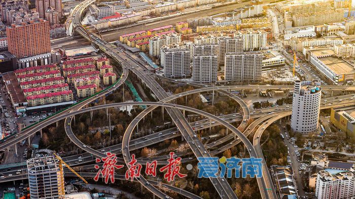 落日熔金染泉城