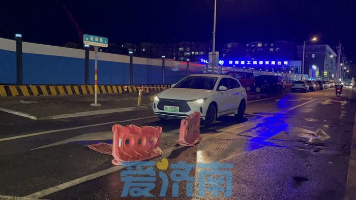 记者夜探城区排雨情况：部分路段有少量积水，通行平稳