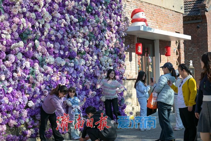 清明假期济南上新街游人如织 古韵街区尽显热闹盛景