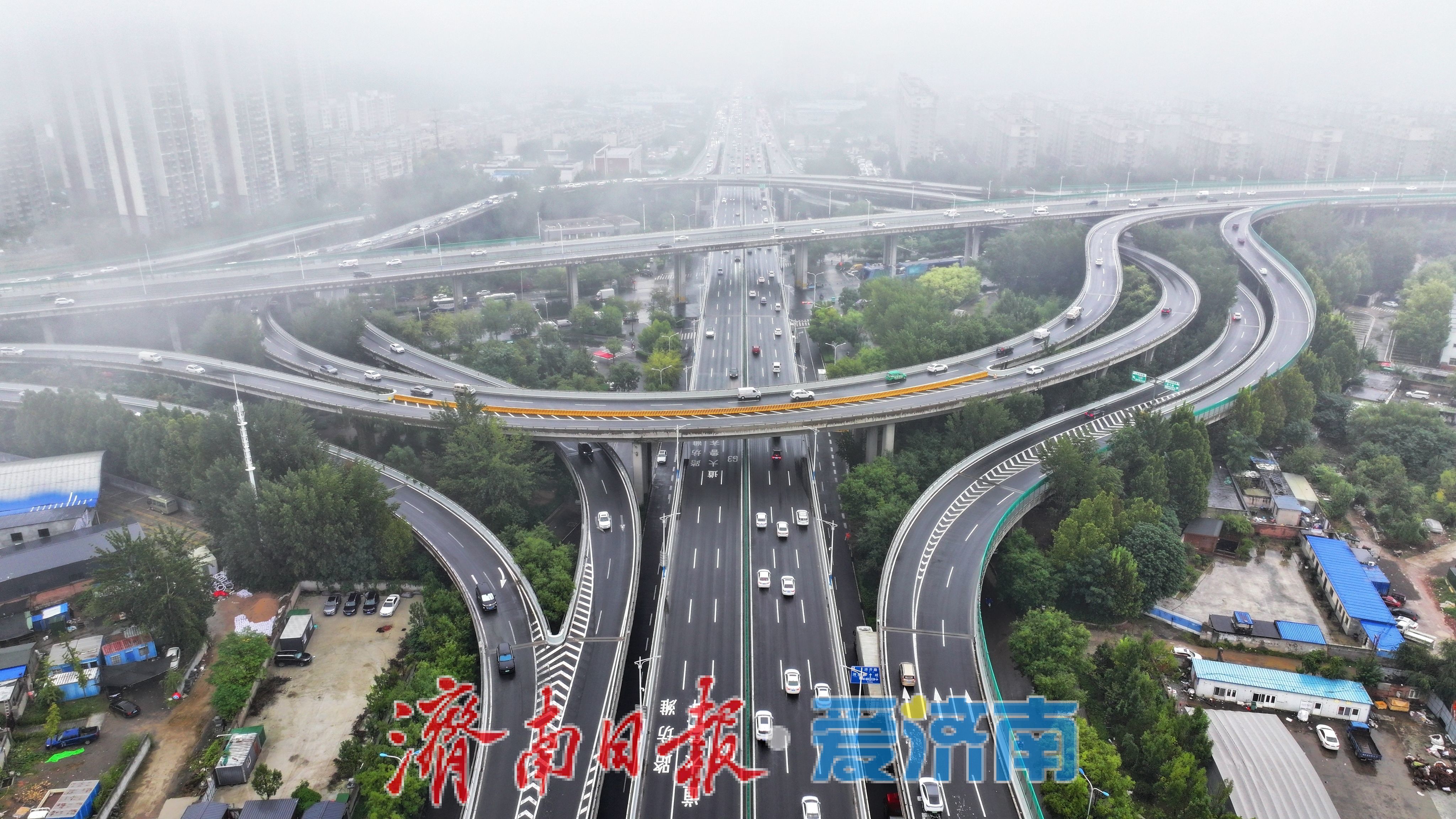 节后首日上班遇雨交通繁忙 未来几日阴雨持续需注意出行安全