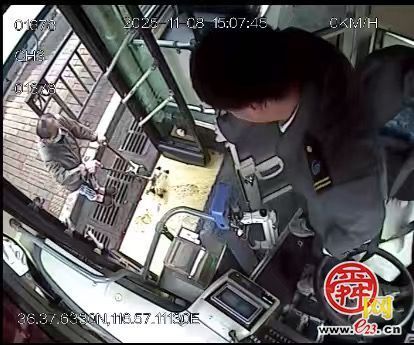 济南公交司机暖心一“抱” ，让冬日的街头充满温情！