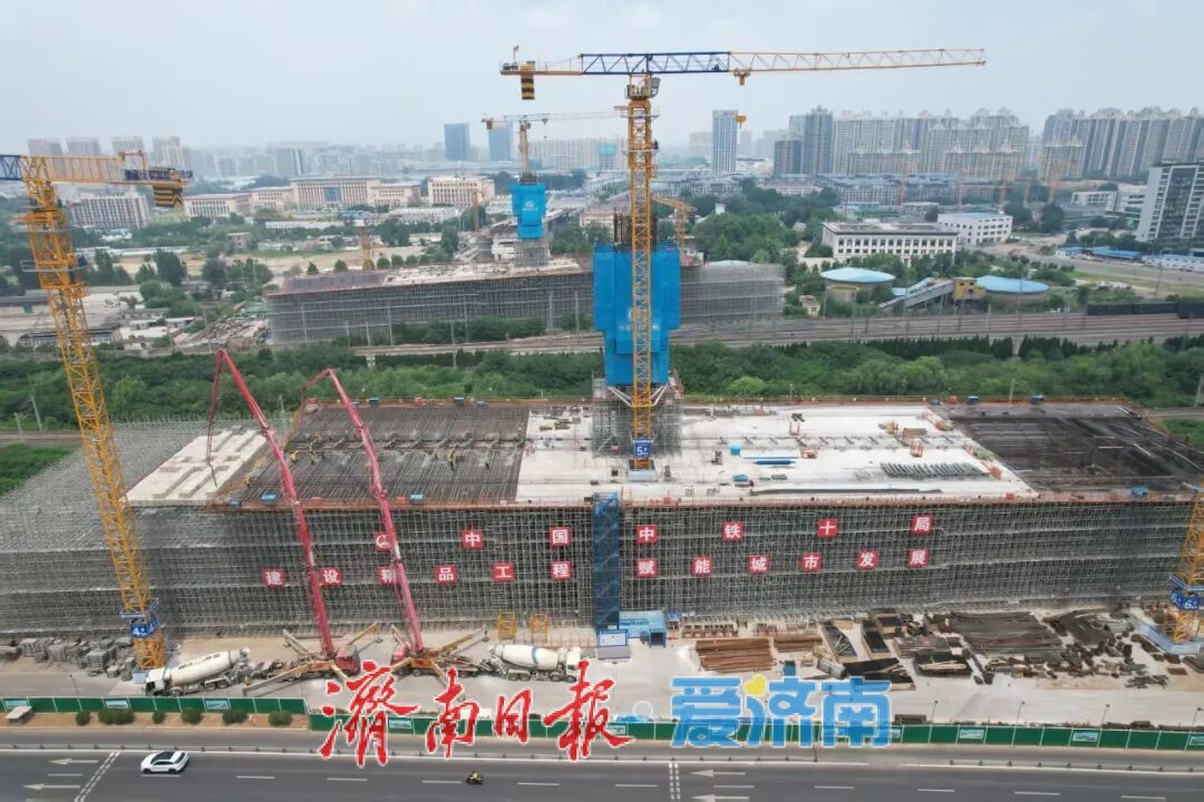 济南开源路跨铁路转体桥关键节段浇筑完成