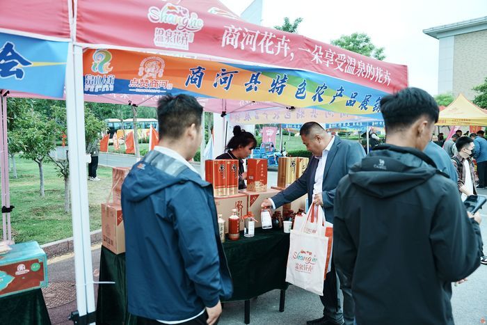 “泉水人家”“点赞商河”组团亮相小麦高产竞赛 展区里济南好物“圈粉”忙