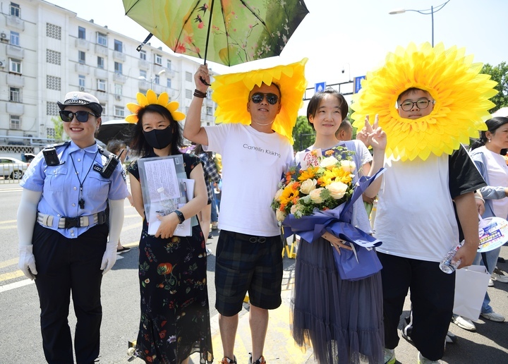 高考最后一天，花式“显眼包”迎接考生