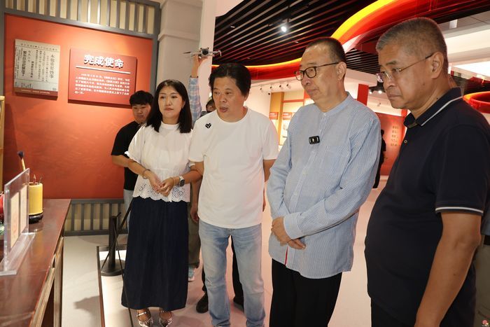 艺起感悟：艺术大家潘鲁生参观王超英摄影展 点赞光影瞬间的纪实魅力