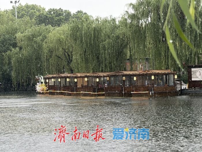 济南百花洲商业设施全新升级 湖面画舫、仿古木屋亮相
