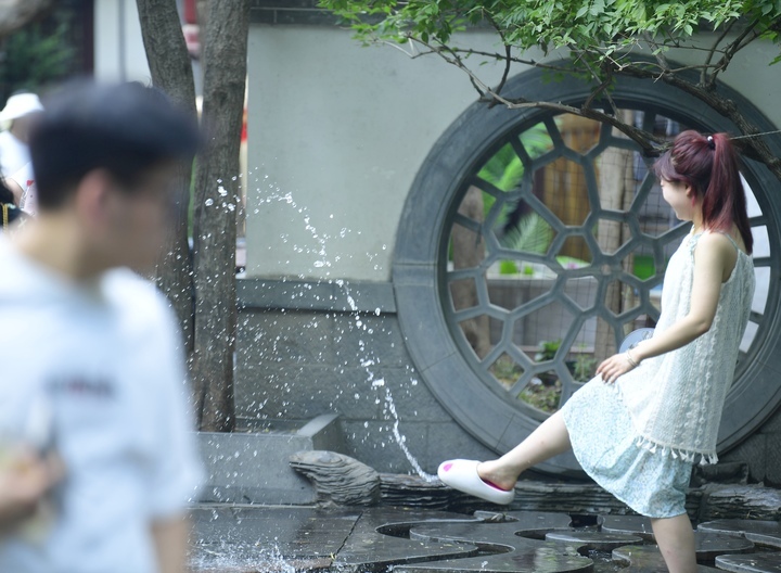 高温来袭，济南市民泉畔觅清凉