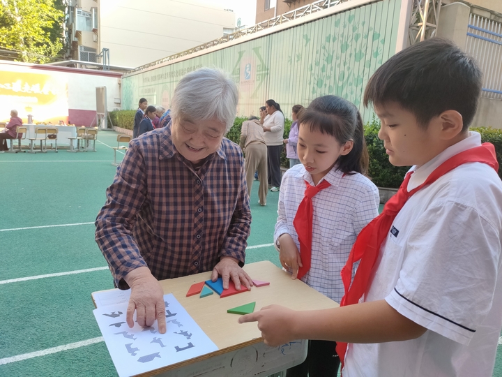 童心敬老暖金秋！趵突泉小学举办庆祝重阳节主题活动