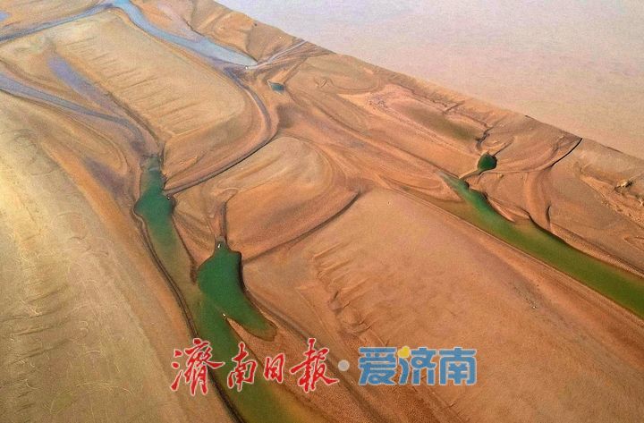 黄河浅滩河水碧绿 似翡翠镶嵌大地