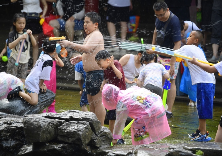 炎炎夏日无泉水不欢乐，泉城版“泼水节”精彩上演