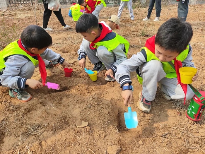 春播药苗，以劳为美！经五路小学开展药苗种植活动