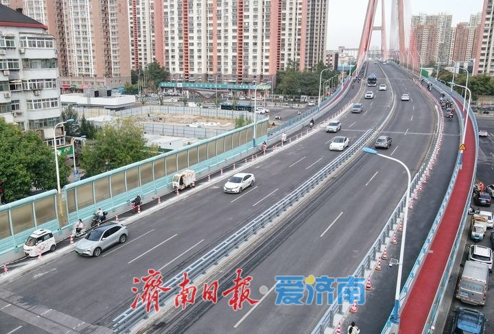 济南纬六路高架桥南引桥重新铺设沥青路面，新防撞护栏陆续安装