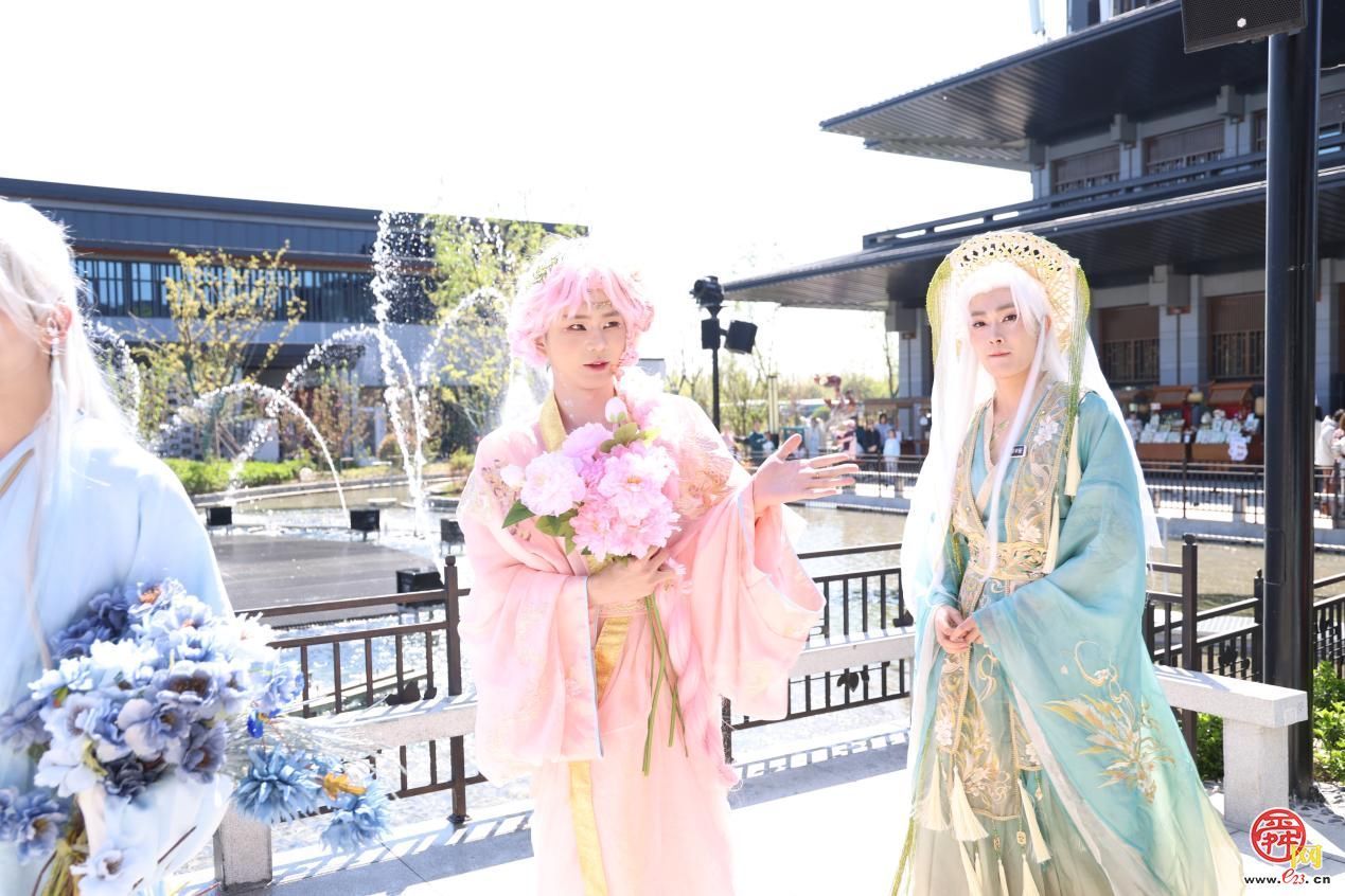 清明首日如梦令景区迎客流高峰 十二花神巡游引爆踏春热潮