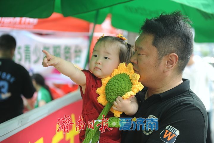 考场内笔锋驰骋 考场外爱意“陪烤”