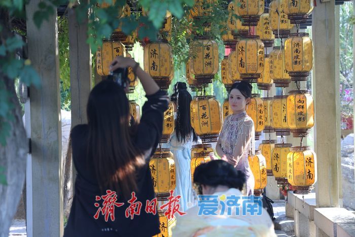 秋日泉巷颜值出圈 曲水亭街拍照打卡热潮持续升温
