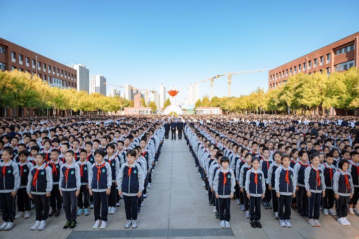 首席教师亮相、一家人的致谢、最闪亮的礼物、最动人的歌曲…… 历城二中的教师节温情流淌！