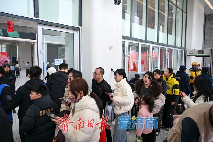 山东科技馆迎寒假参观热潮 家长携子乐享科学“最后一课”