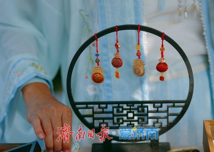 双节临近，泉城节日氛围渐浓