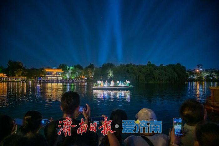 泉涌盛夏·画舫载梦 天下第一泉风景区“画舫演艺”惊艳回归