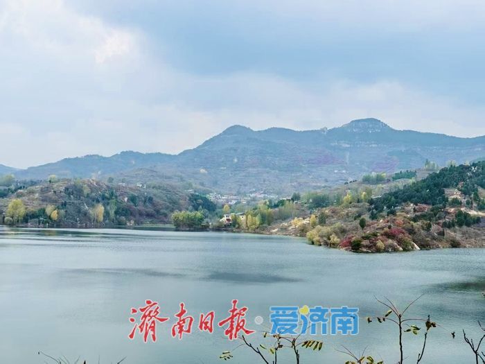 碧水映丹枫，黄巢水库秋意浓