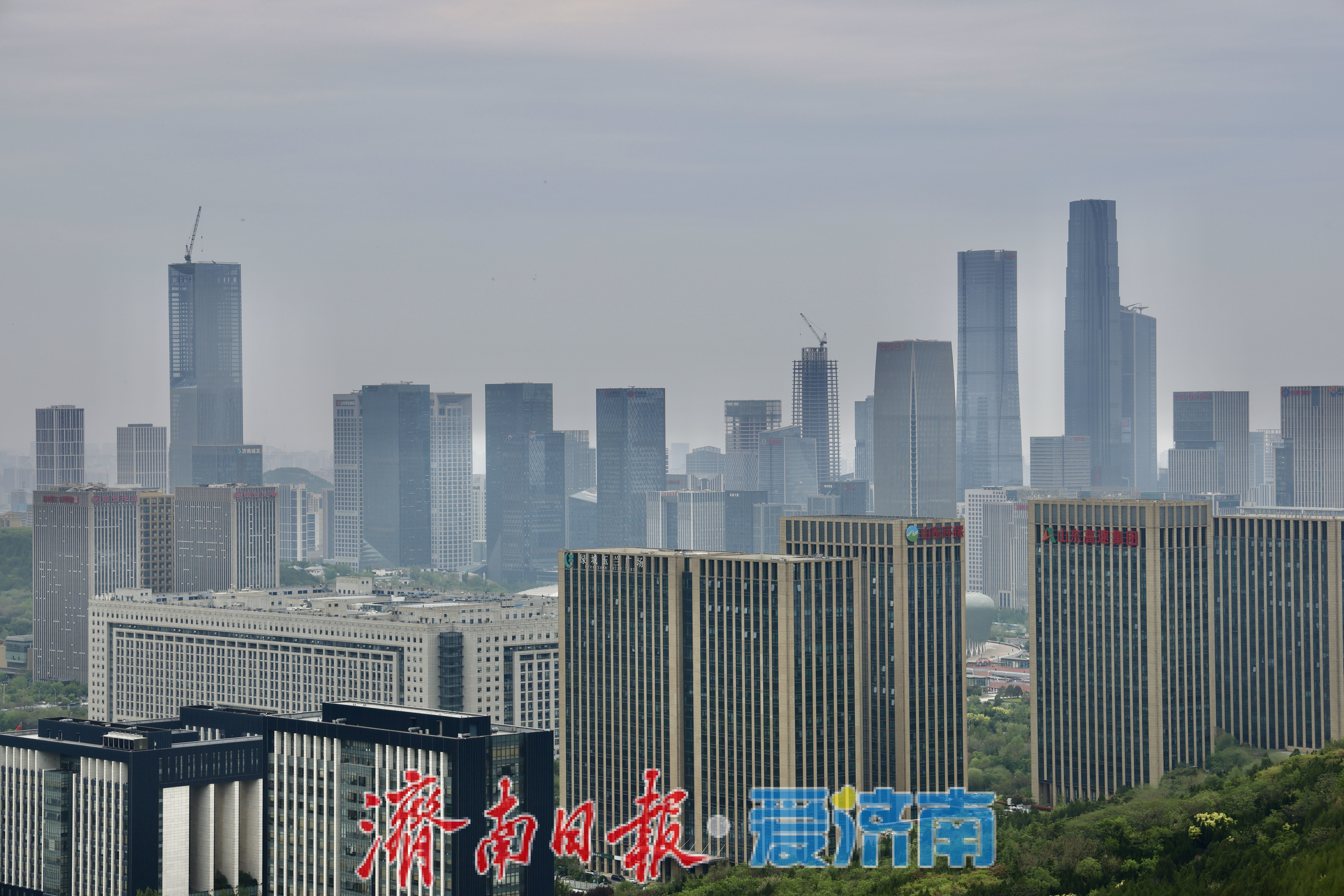 春雨润泉城 楼山相依绘新景