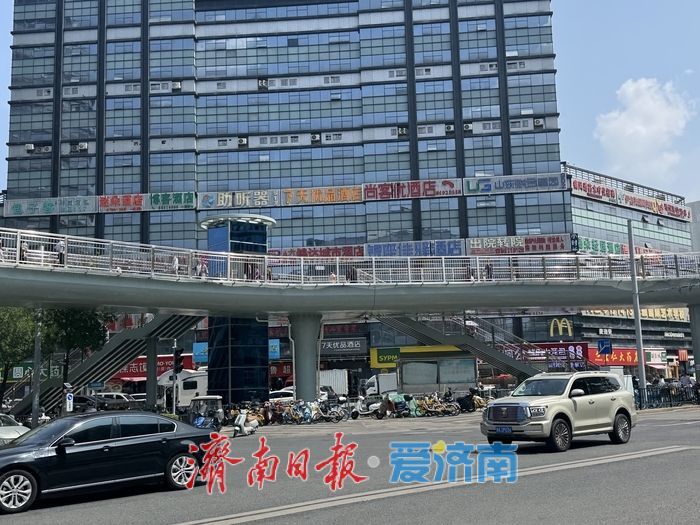 过街天桥连两院，便民风景暖泉城