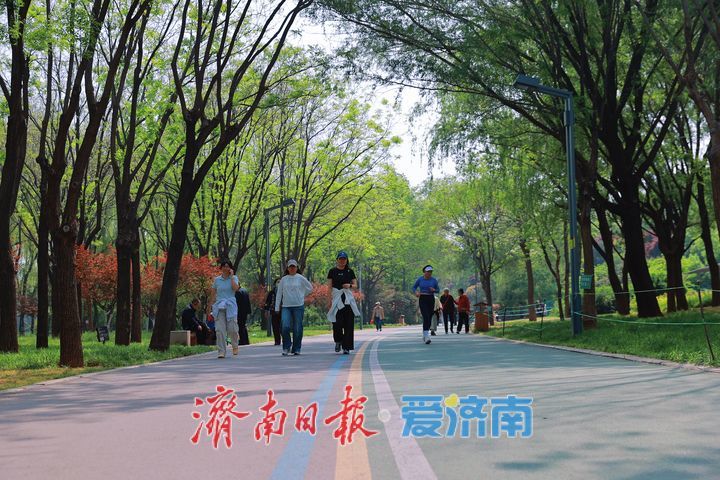 漫步赏春色 健身享周末