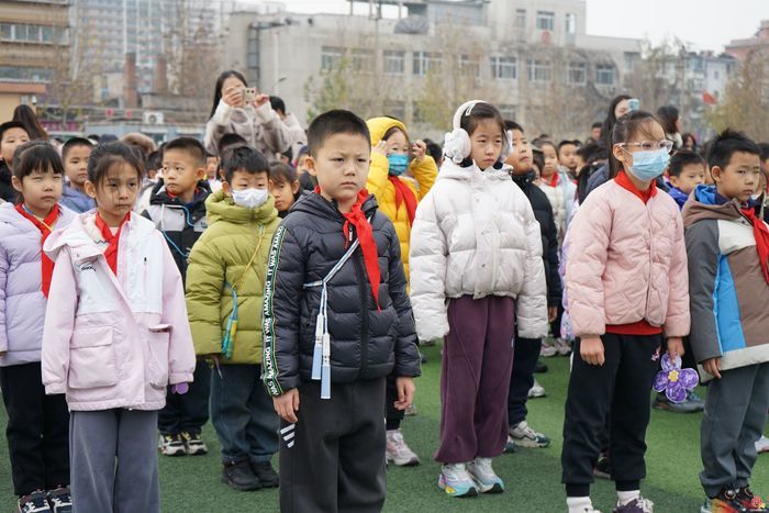 济南市历下区燕山小学开展爱国主义教育：一朵紫金草，绽放和平之花