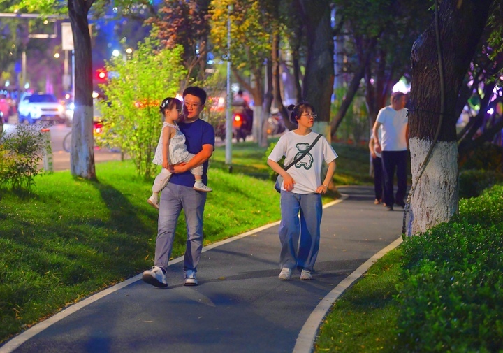 夜游泉城新路径，泉水绿道“最济南”