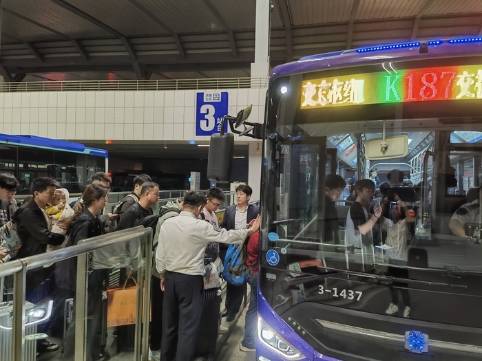 济南公交小长假期间共营运班次约29.6万班，客运量约808万人次