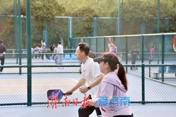 山东省体育中心匹克球场周末人气火爆 新兴运动成市民休闲新宠