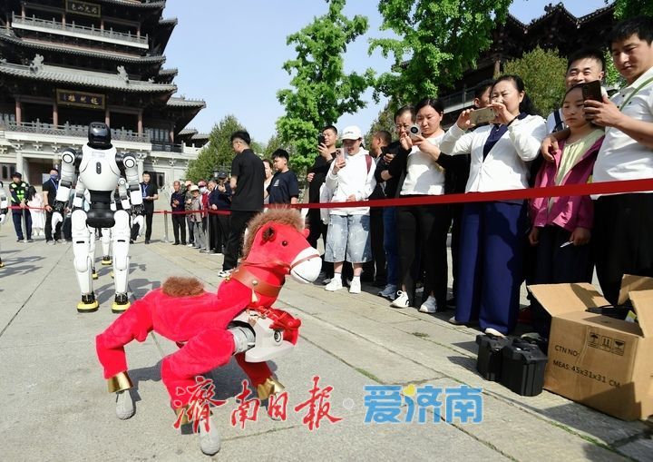 科技与泉水碰撞，“机器人舞团”燃爆大明湖畔