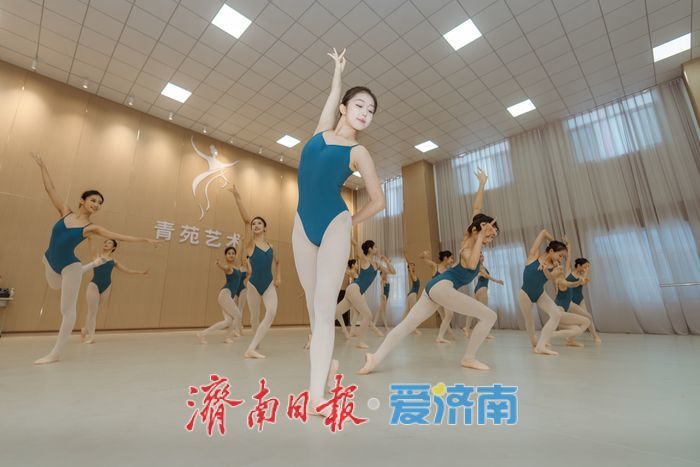 汗浸练功房，足尖起落间，山东舞蹈生冲刺统考