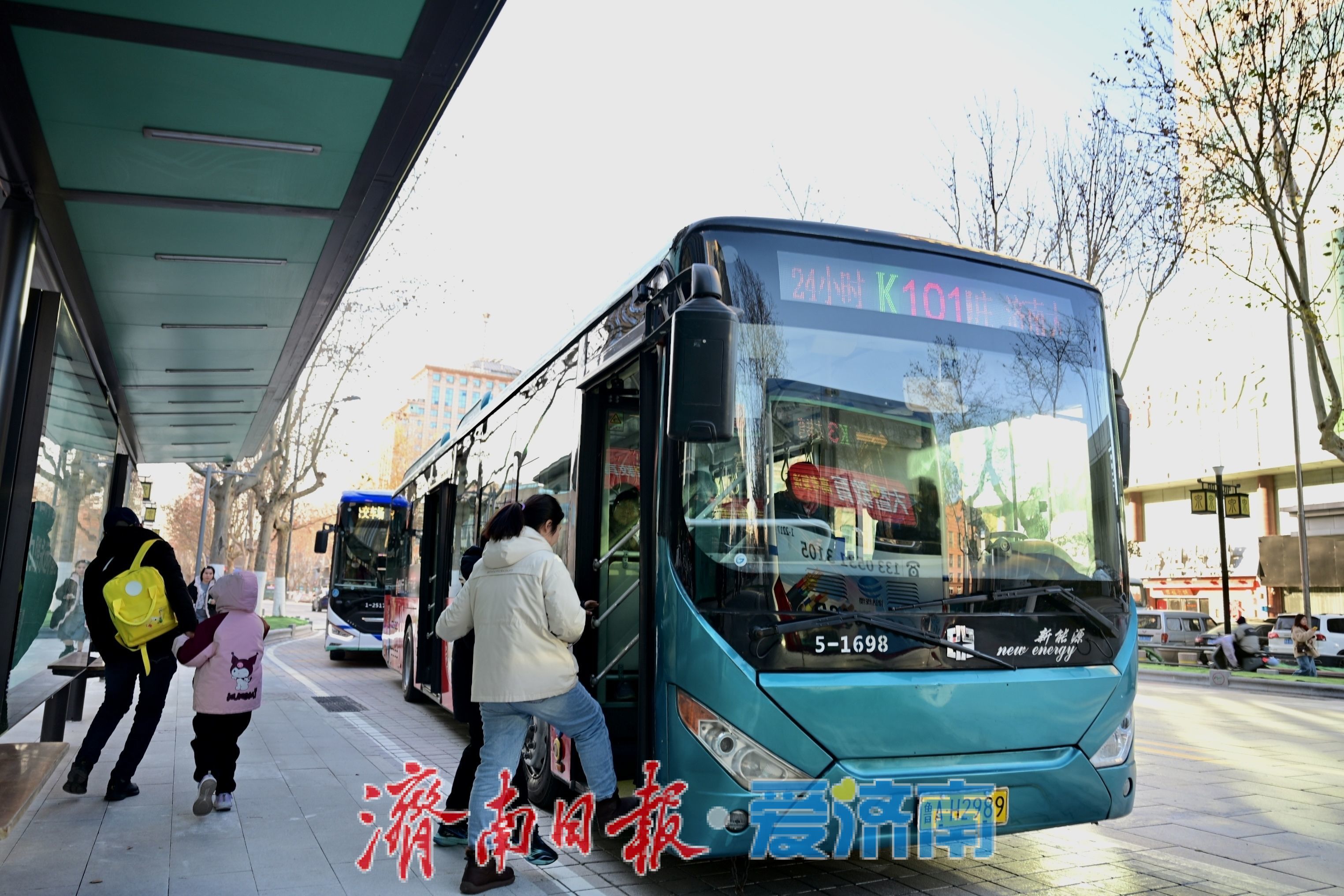 泉城路公交恢复原线 市民出行提速 商圈迎人气回暖