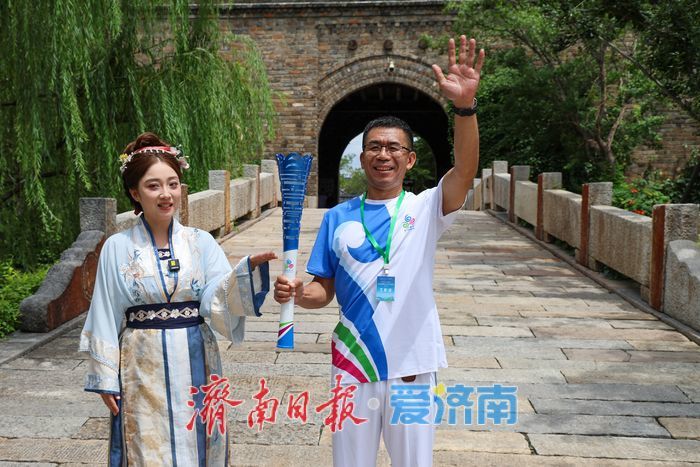 “泉炬”燃情 百泉共涌 2025济南国际泉水节“泉炬”传递活动章丘站接棒