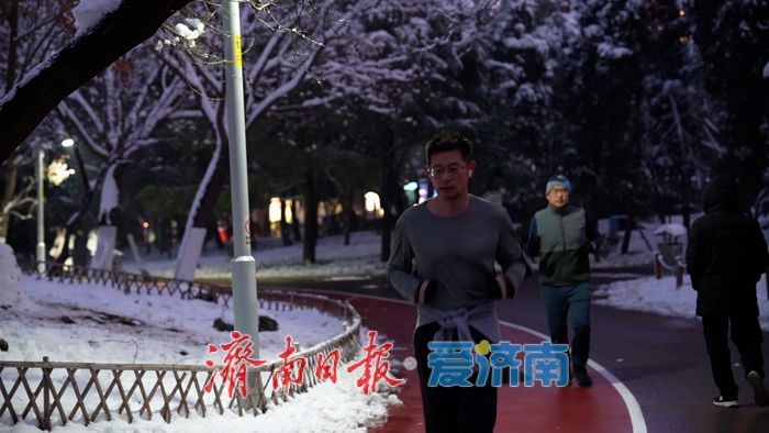 初雪勾勒“冰雪秘境” 泉城公园变身冬日热门打卡地