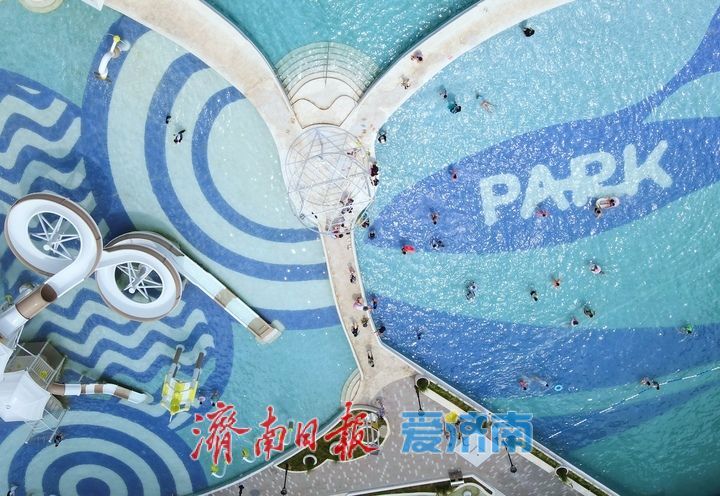 泉城公园“逐浪水世界”开门纳客