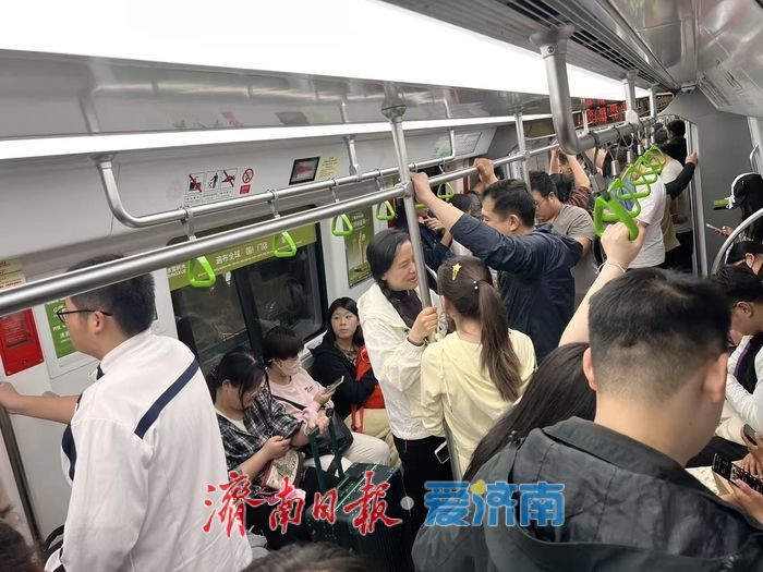 返程高峰：4号线东向车厢满员 行囊载归途