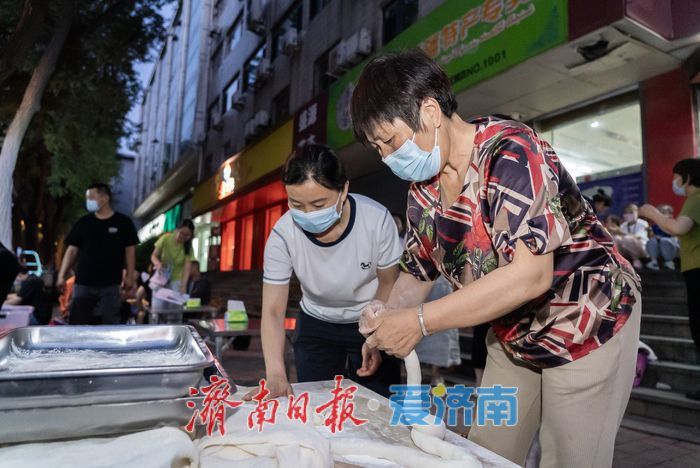 从“受助渡难”到“自救赋能”，爱心厨房“小白爸爸凉菜扎啤摊”接力书写爱心故事