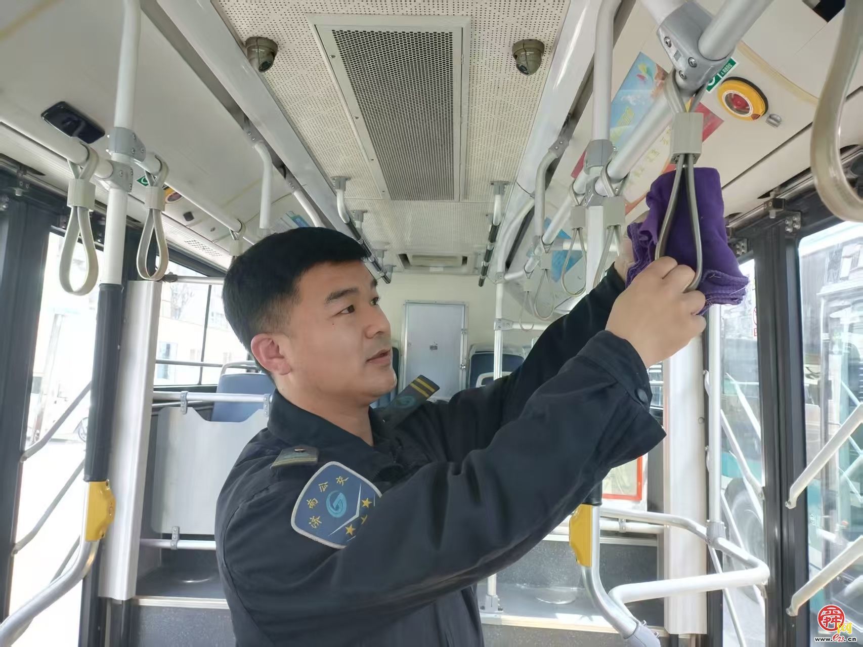 “五一”我在岗：十米车厢里的温暖守护者