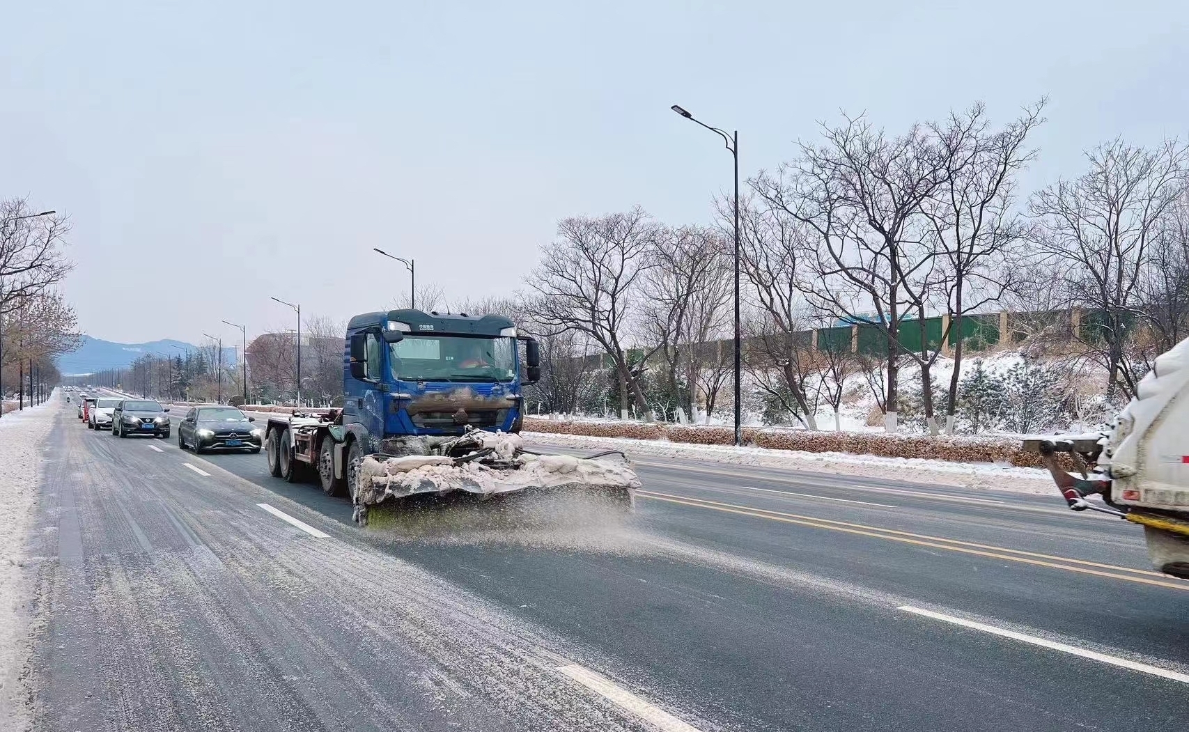全民上阵保通畅！济南沿街单位、商户及时清扫门前雪