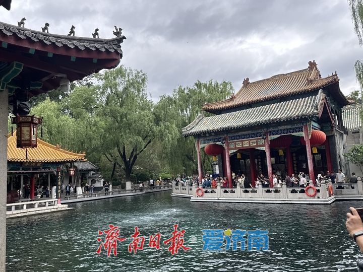 雨后泉韵浓 游客尽享赏泉时光