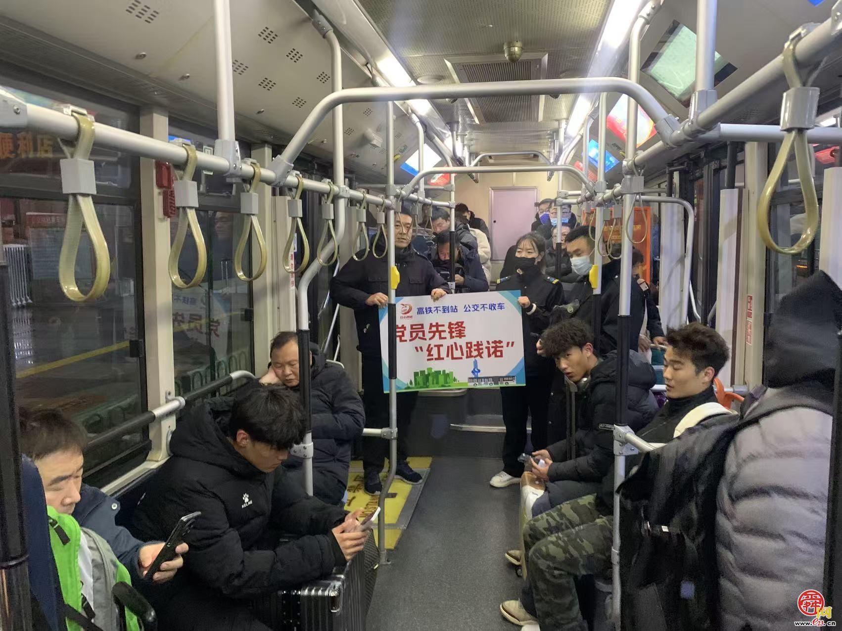 今冬首场降雪来袭 济南西站公交枢纽精准联动保障晚点旅客出行